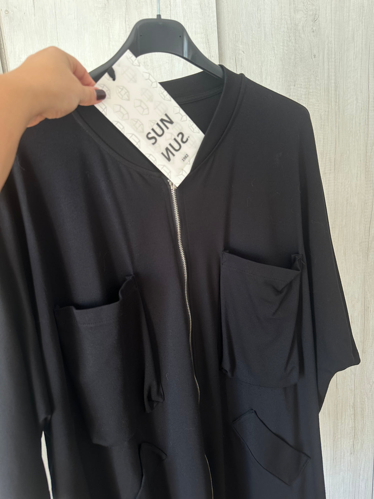 Maglia over nera con zip