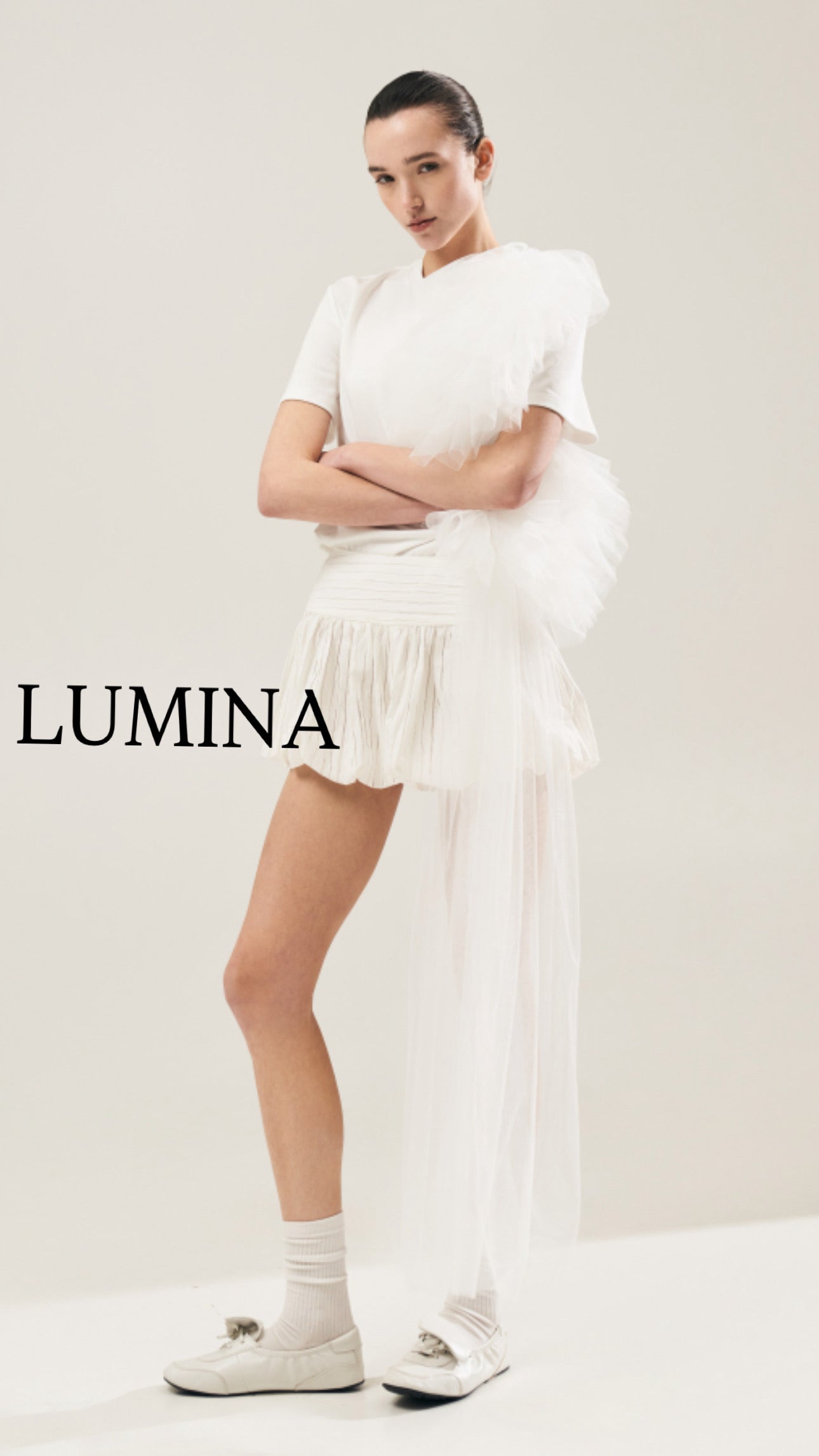 T-SHIRT LUMINA BIANCA CON MAXI ROUCHES IN TULLE