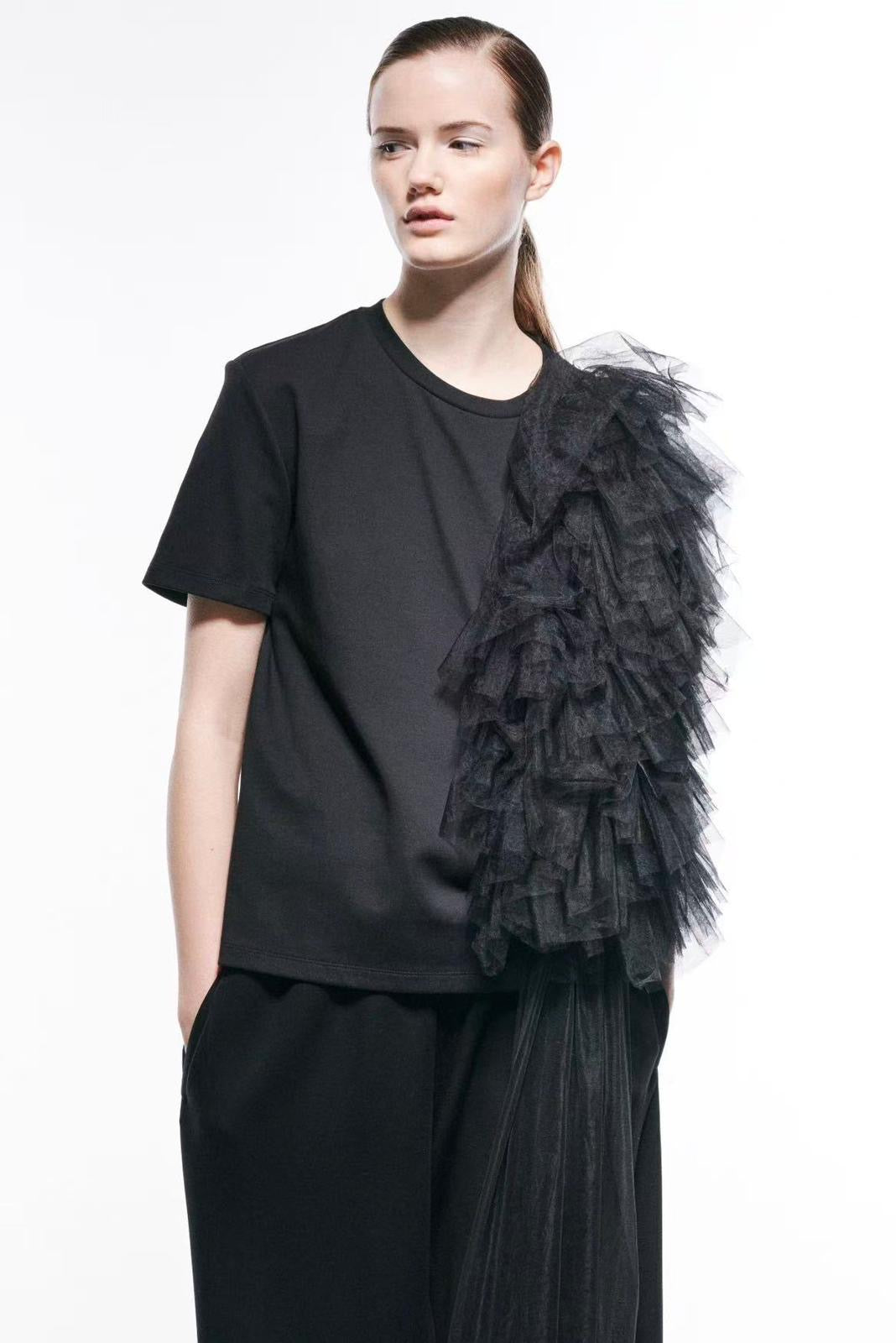 T-SHIRT LUMINA NERA CON MAXI ROUCHES IN TULLE