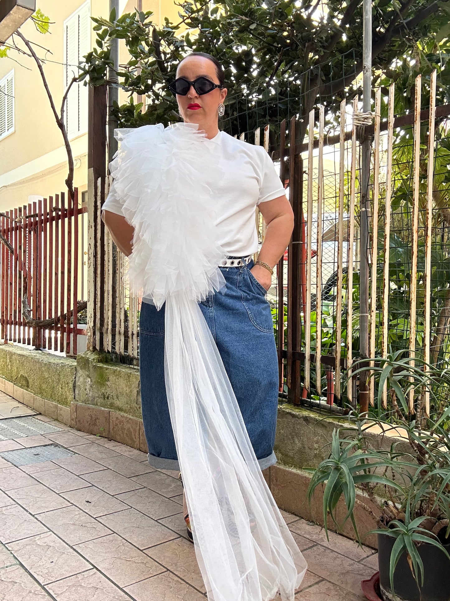 T-SHIRT LUMINA BIANCA CON MAXI ROUCHES IN TULLE
