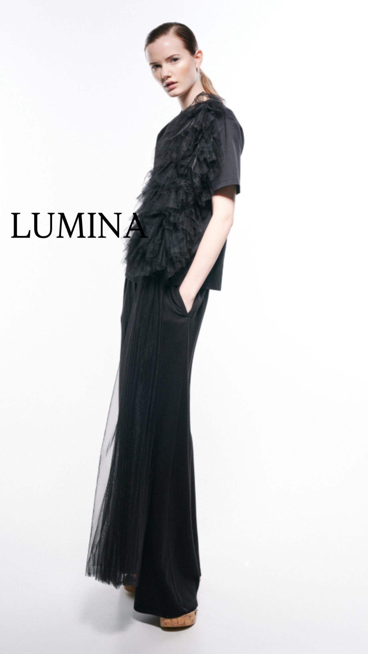 T-SHIRT LUMINA NERA CON MAXI ROUCHES IN TULLE