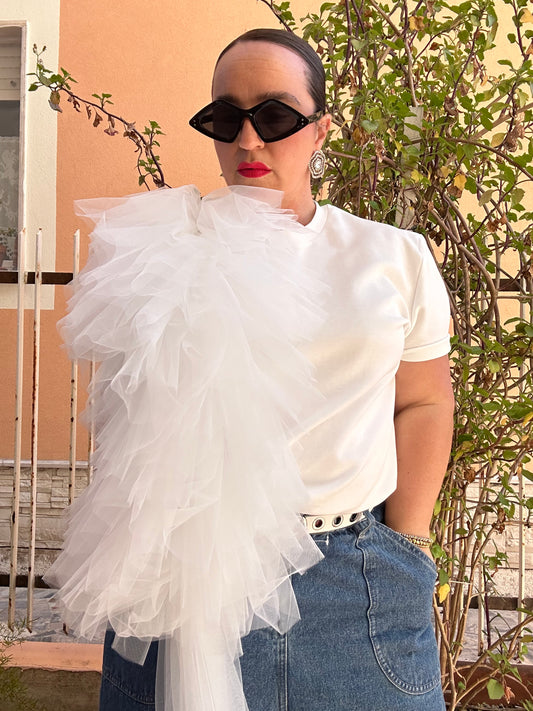 T-SHIRT LUMINA BIANCA CON MAXI ROUCHES IN TULLE