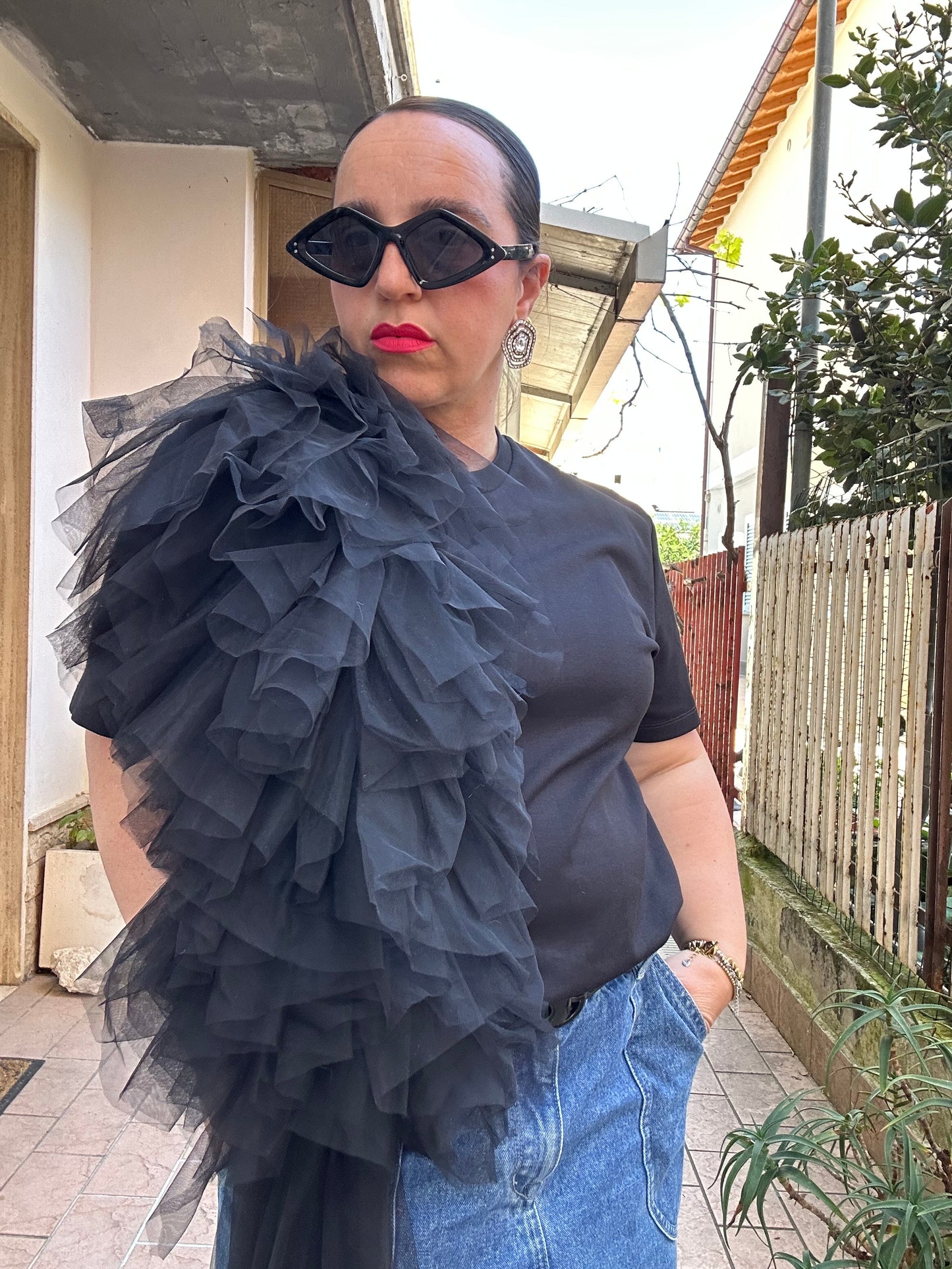 T-SHIRT LUMINA NERA CON MAXI ROUCHES IN TULLE