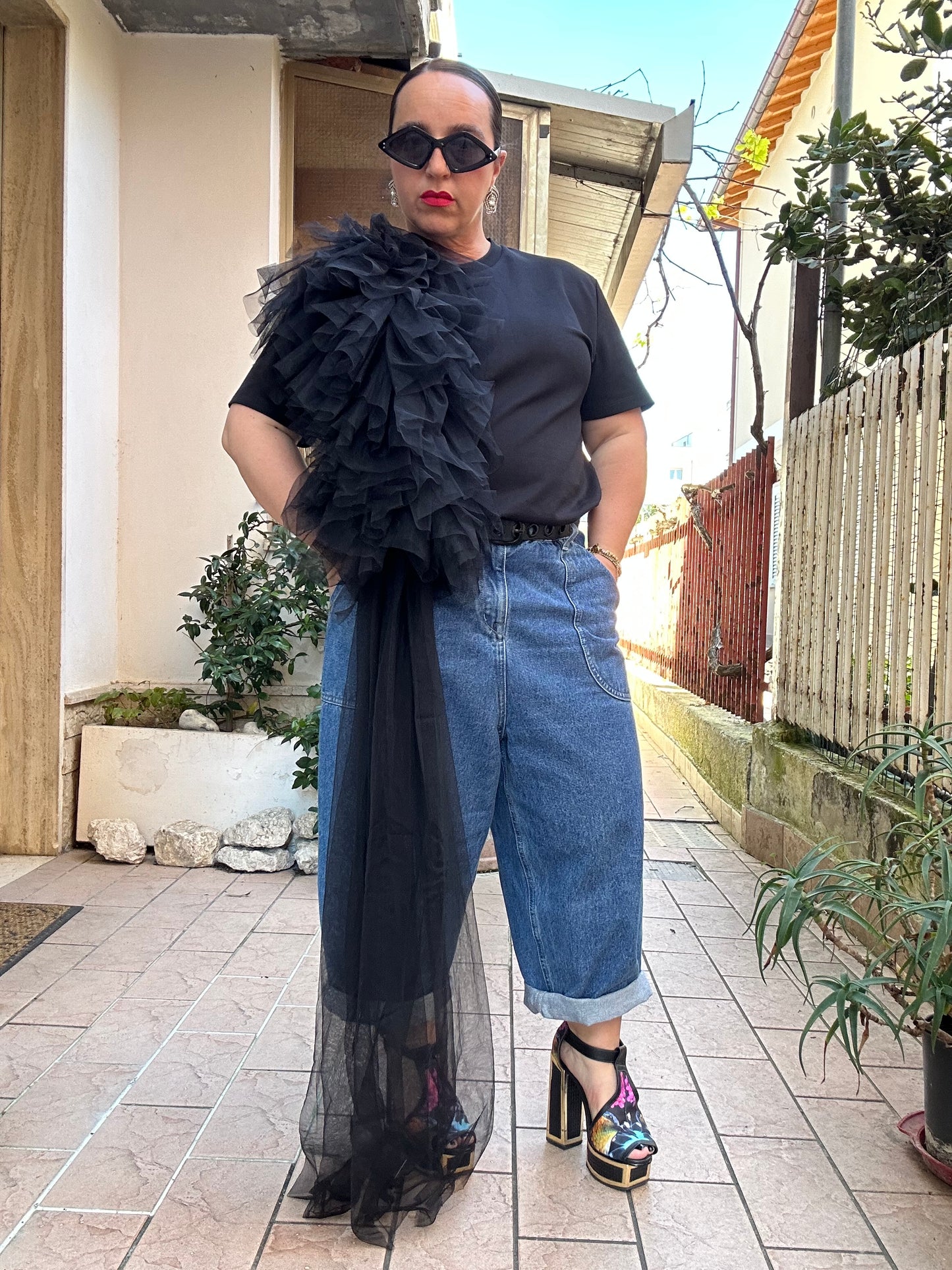 T-SHIRT LUMINA NERA CON MAXI ROUCHES IN TULLE