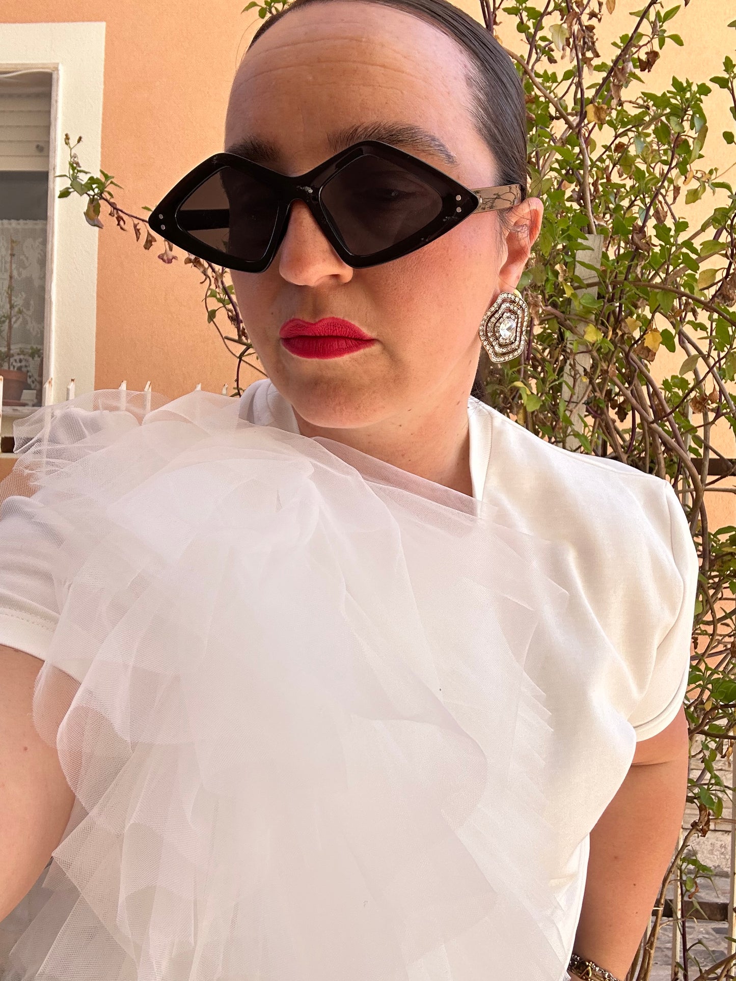 T-SHIRT LUMINA BIANCA CON MAXI ROUCHES IN TULLE