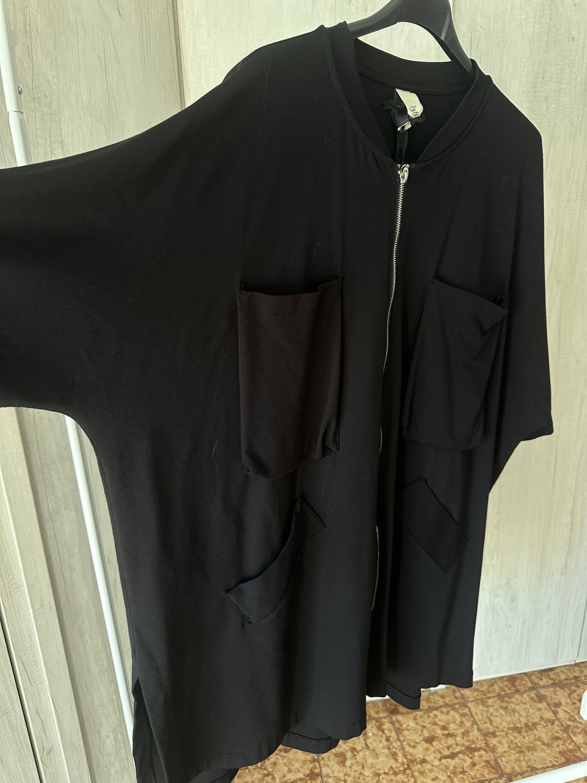 Maglia over nera con zip
